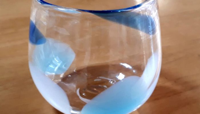 青や水色の涼しげなコップ