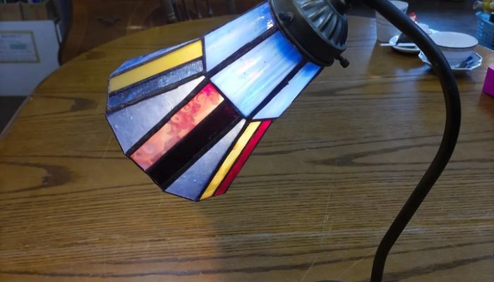 ステンドグラス体験で持ち込みのベースに合うランプを制作