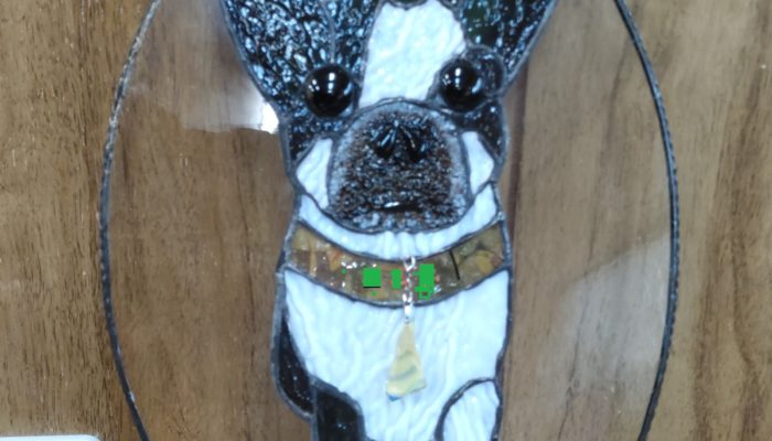 犬の肖像画をステンドグラスで制作