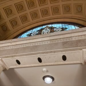 国会議事堂の半円の窓のステンドグラス