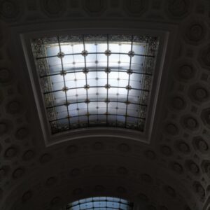 国会議事堂の廊下の天井のステンドグラス