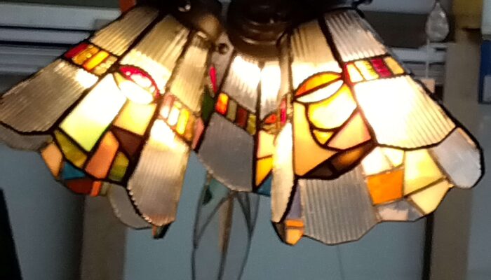 ステンドグラスランプ、家の引っ掛けシーリングを使って３灯のランプを飾る