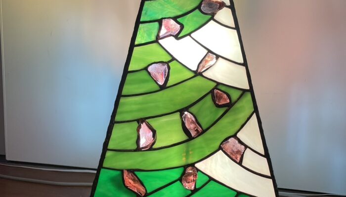ステンドグラスの三角柱ランプにダルを埋め込んだ作品