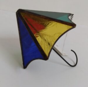 ステンドグラスで製作した傘です。