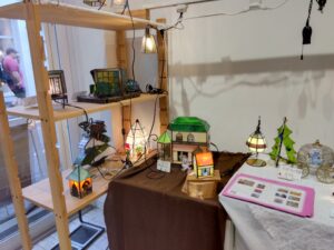 入り口左にはステンドランプ作品ランプを展示