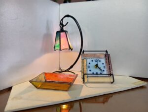 ステンドグラスで作ったランプ、時計、小物入れ作品