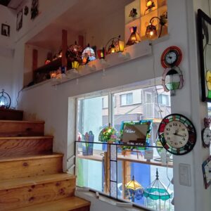 そとのに向かっての飾り窓の中と階段の右横のランプや小物作品展示