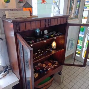 玄関前の洋家具の中と鏡