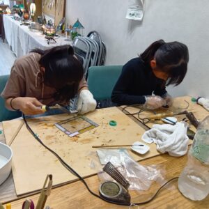 小学生の姉妹がステンドグラス体験に挑戦