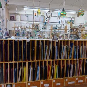 体験スペースとの間にはガラス販売の棚と上には沢山の小物が展示販売