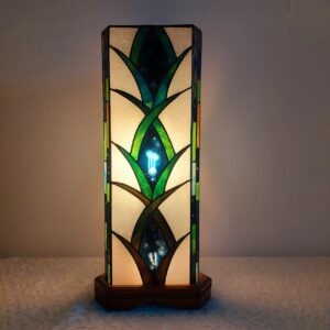 ステンドグラス作家がオリジナルで制作した日本の初夏を思わせるステンドグラスランプです。葉の茂みの中にほのかに光る蛍、見る角度によって消えたり光ったりします。
