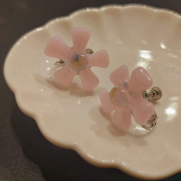 桜をイメージした、ガラスのピアスとイヤリングです。花びらにはふんわり優しい色合いをしたピンクのガラスを使用。 中心には玉虫色に輝くダイクロガラスを使用し、朝露がきらきら光る桜をイメージしました