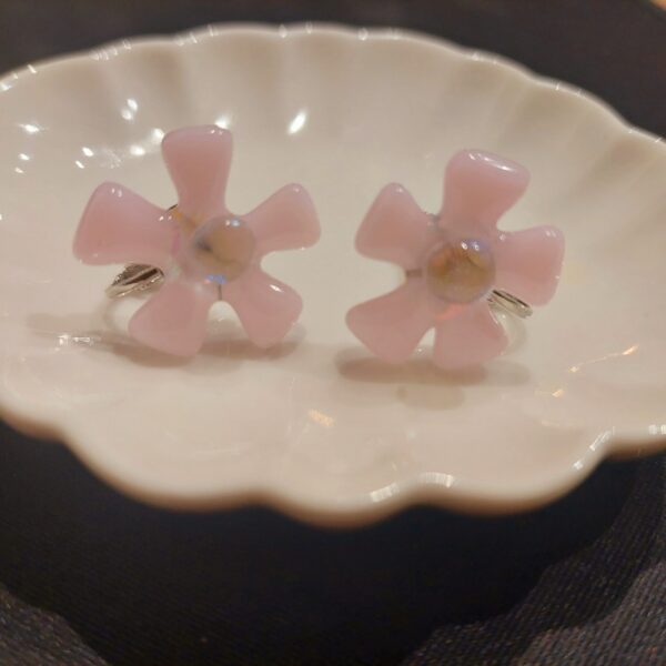 桜をイメージした、ガラスのピアスとイヤリングです。花びらにはふんわり優しい色合いをしたピンクのガラスを使用。 中心には玉虫色に輝くダイクロガラスを使用し、朝露がきらきら光る桜をイメージしました