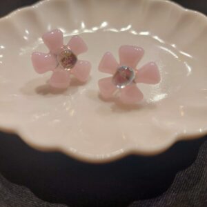 桜をイメージした、ガラスのピアスとイヤリングです。花びらにはふんわり優しい色合いをしたピンクのガラスを使用。 中心には玉虫色に輝くダイクロガラスを使用し、朝露がきらきら光る桜をイメージしました