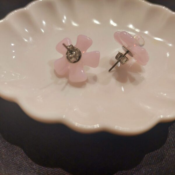 桜をイメージした、ガラスのピアスとイヤリングです。花びらにはふんわり優しい色合いをしたピンクのガラスを使用。 中心には玉虫色に輝くダイクロガラスを使用し、朝露がきらきら光る桜をイメージしました