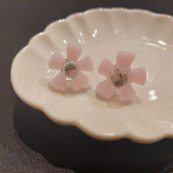 桜をイメージした、ガラスのピアスとイヤリングです。花びらにはふんわり優しい色合いをしたピンクのガラスを使用。 中心には玉虫色に輝くダイクロガラスを使用し、朝露がきらきら光る桜をイメージしました