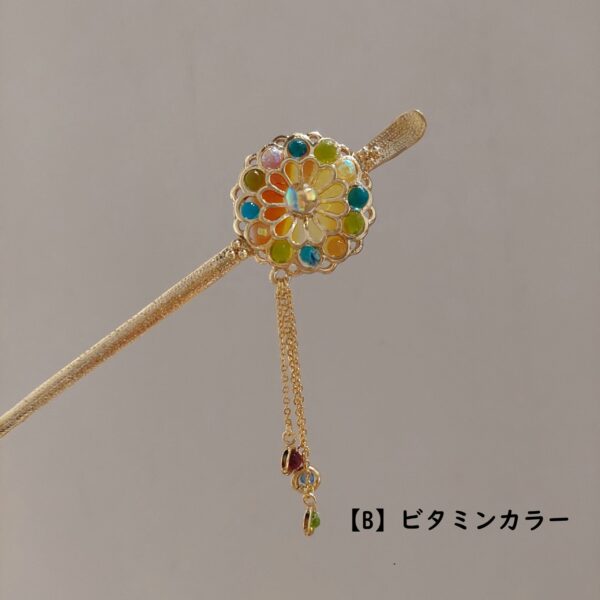 ゴールドのかんざしに、色とりどりの焼成した小さな丸いガラスを装飾しました。とても華やかなかんざしです