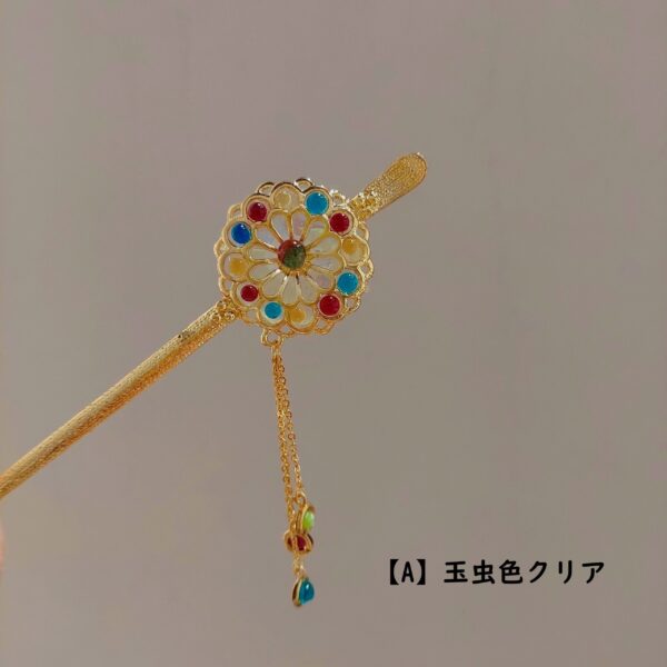 ゴールドのかんざしに、色とりどりの焼成した小さな丸いガラスを装飾しました。とても華やかなかんざしです。