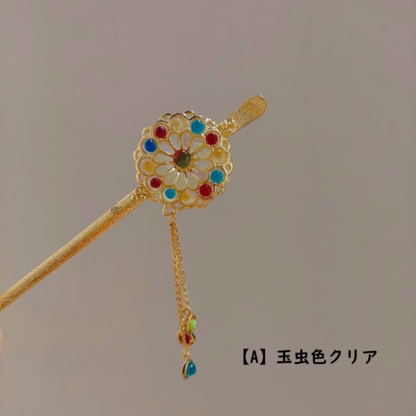ゴールドのかんざしに、色とりどりの焼成した小さな丸いガラスを装飾しました。とても華やかなかんざしです。