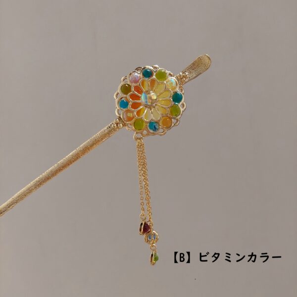 ゴールドのかんざしに、色とりどりの焼成した小さな丸いガラスを装飾しました。とても華やかなかんざしです