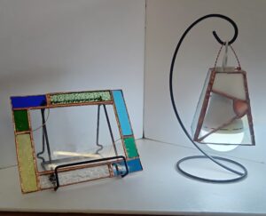 ステンドグラス体験でせいさくしたフォトスタンドと充電ライトです。充電ライトはコードなしで２時間ほどひかります。