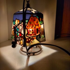 自由に作れるステンドグラス教室の生徒作品、ステンドグラスのかわいいフュージングランプ、お菓子の家