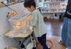 小学２年生の男の子がブラスト機を使い削っています。
