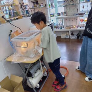 小学２年生の男の子がブラスト機を使い削っています。