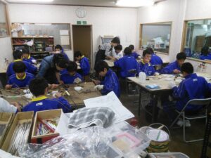 中学生1クラスの団体でのサンドブラスト体験の様子