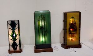 ステングラス作家が作るオリジナル和風ランプ、蛍や竹林を題材