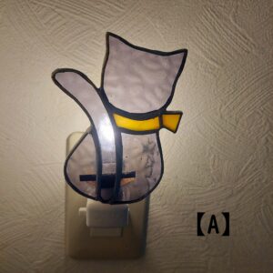 猫の後姿をデザインして、ステンドグラスのフットライトです。凹凸のあるパープルのクリアガラスを使用。スッキリと洗練された雰囲気のランプです。