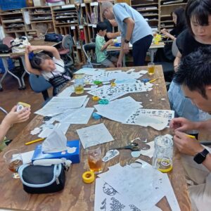 サンドブラスト体験で家族さんが制作中の画像
