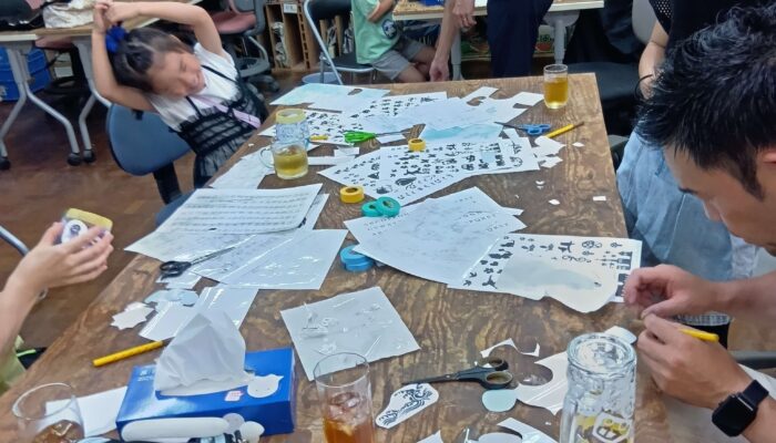 サンドブラスト体験で家族さんが制作中の画像