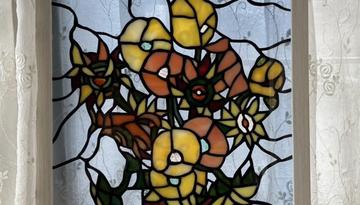 額が家にあったのでその額の大きさでゴッホのひまわりを模して作りました。家に飾ったらぴったりです。ステンドグラス生徒作品