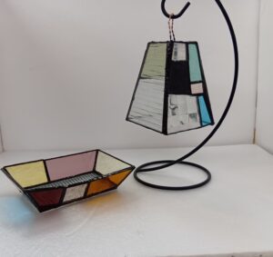吊り下げランプと小物入れのステンドグラス作品です。