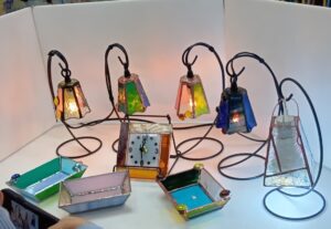 9名様全員の作品ステンドグラスのこものいれ、時計、吊り下げランプ、充電ライト
