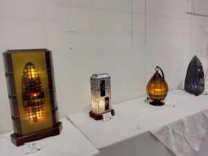 ステンドグラスギャラリーに展示されている日本の情景を現すランプ