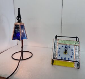 ステンドグラスの体験で６カクライトととけいのを制作