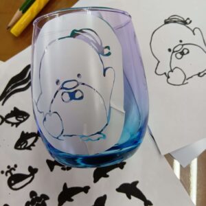 自分で描いたデザインをパソコンで作りコップに貼ったところ