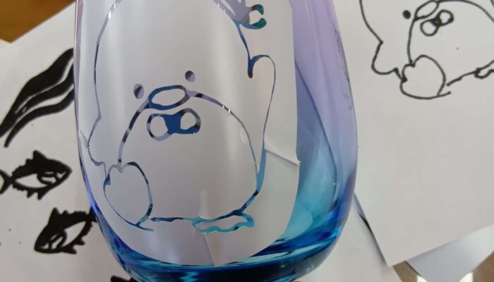 自分で描いたデザインをパソコンで作りコップに貼ったところ