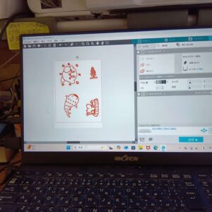 これはまた別の女の子が家族さんのデザインをカットしているところのパソコン上の画像です。