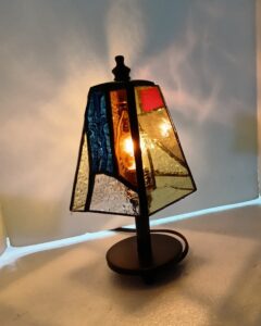 4角ランプにステンドグラス用ランプスタンドが付いた体験価格です。