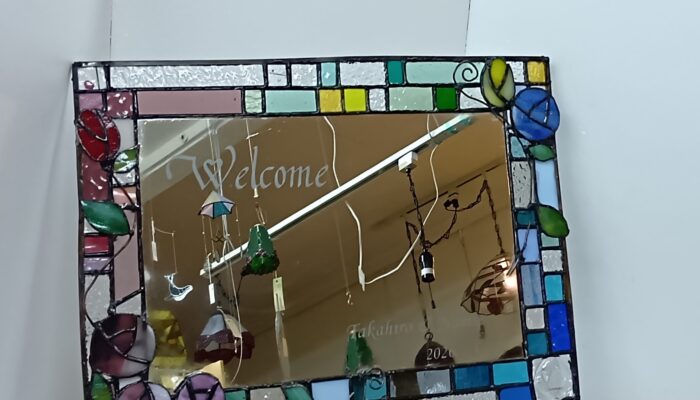 ステンドグラスで作るウェルカムボード 鏡に文字を入れる