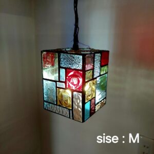 ステンドグラスのキューブ型ペンダントランプです。赤、青、黄色、クリア、数種類の色ガラスを組み合わせてつくりました。