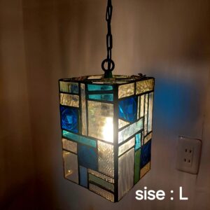 ステンドグラスのキューブ型ペンダントランプです。ブルー、グリーン、クリアなど寒色系のガラスを組み合わせてつくりました。