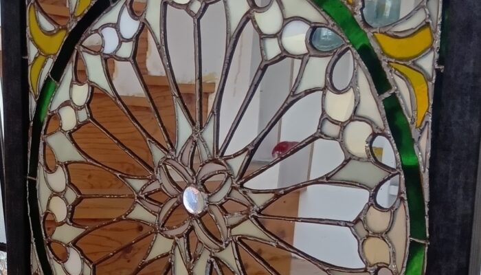 模様も全て鏡で制作鏡の反射が美しい作品です。