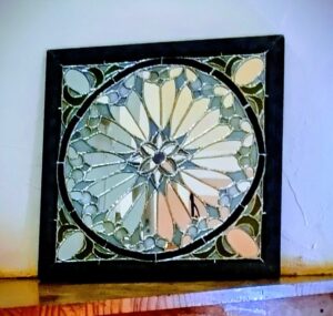 細かい模様ですがほとんどが鏡で墓には白、緑、黄色と色数は少なく作って有ります。