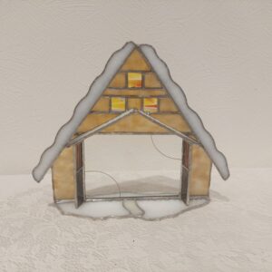 白川郷の合掌造りの家をイメージしたフォトスタンドです。屋根や地面に乳白色の凹凸のあるガラスを使用し、雪が積もっている感じを表現しました。