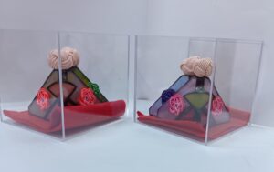 可愛い小さな立体のお雛様箱に収納