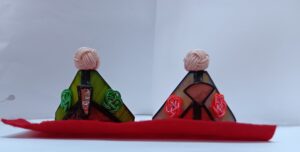 ステンドグラスで小さなお雛様を沢山作りました。男びなをグリーン系、女びなをオレンジ系のがらすでにしました。